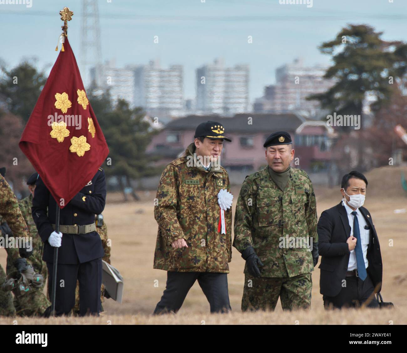 Narashino, Giappone. 7 gennaio 2024. Il ministro della difesa giapponese Minoru Kihara arriva per ispezionare l'esercitazione di Capodanno dalla 1st Airborne Brigade della GSDF del Giappone nella Narashino Training area nella prefettura di Chiba, Giappone, domenica 7 gennaio 2024. Stati Uniti, Gran Bretagna, Canada, Germania, Paesi Bassi, l'Australia e l'esercito indonesiano prendono parte a questa esercitazione da parte della 1st Airborne Brigade della GSDF giapponese. Foto di Keizo Mori/UPI Credit: UPI/Alamy Live News Foto Stock