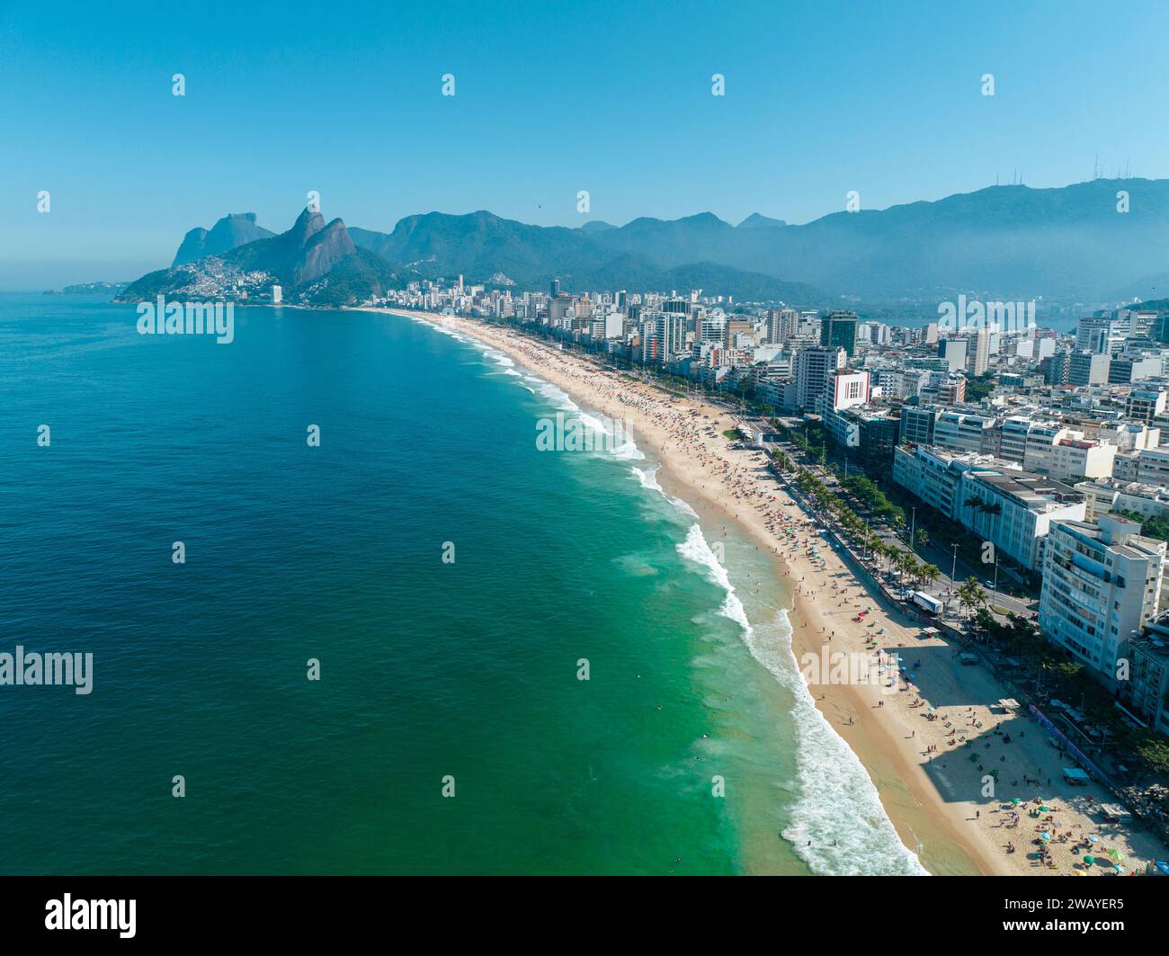 Vista aerea della spiaggia di Ipanema e di Leblon. Persone che prendono il sole e giocano sulla spiaggia, sport di mare. Rio de Janeiro. Brasile Foto Stock