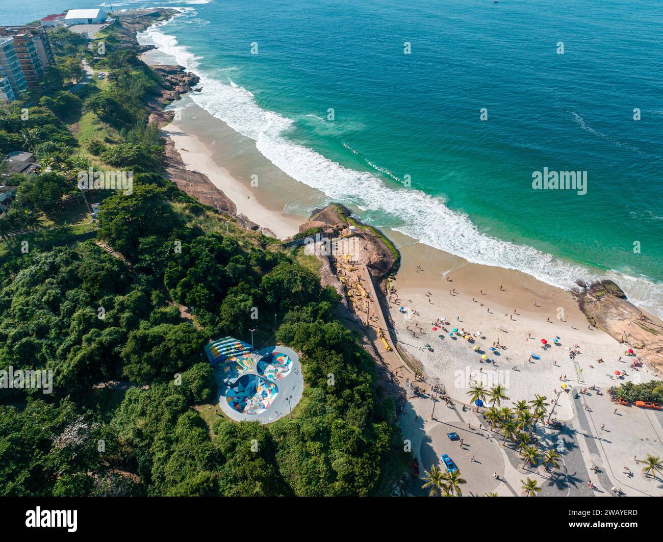 Vista aerea della spiaggia di Diabo. Persone che prendono il sole e giocano sulla spiaggia, sport di mare. Rio de Janeiro. Brasile Foto Stock