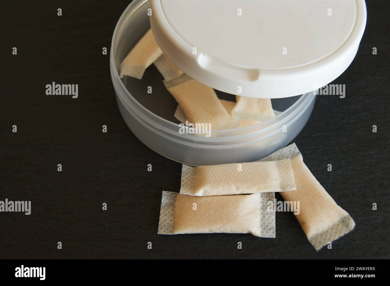 Scatola di nicotina svedese, snus su fondo di legno. Buste di nicotina. Foto Stock