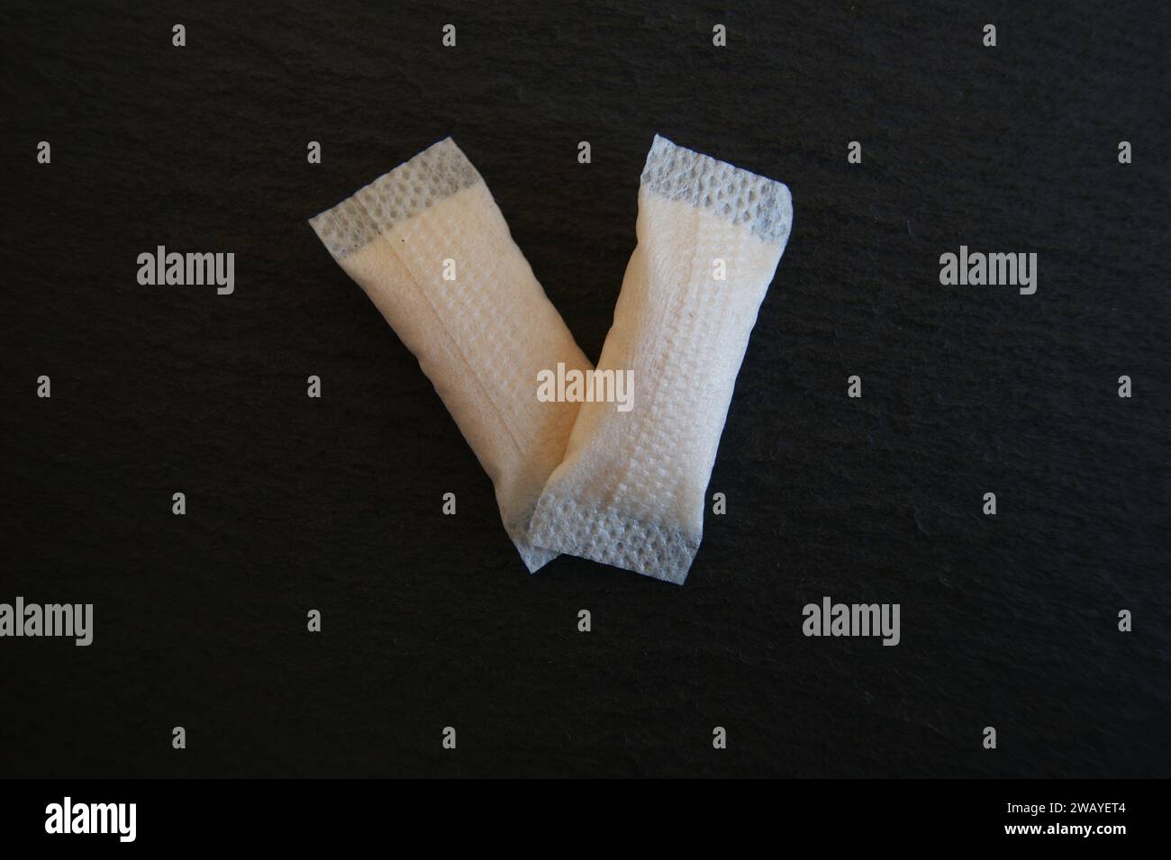 Due pauch di nicotina su sfondo scuro. Prodotto del tabacco snus. Foto Stock