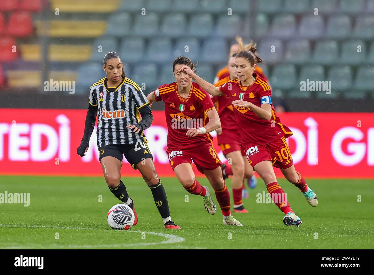 Valentina Giacinti (Roma Women) Estelle Cascarino (Juventus Women) Manuela Giugliano (Roma Women) durante la gara di Supercoppa italiana femminile di serie A tra Roma Women 1-2 Juventus Women allo Stadio Giovanni Zini il 7 gennaio 2023 a Cremona. Credito: Maurizio Borsari/AFLO/Alamy Live News Foto Stock