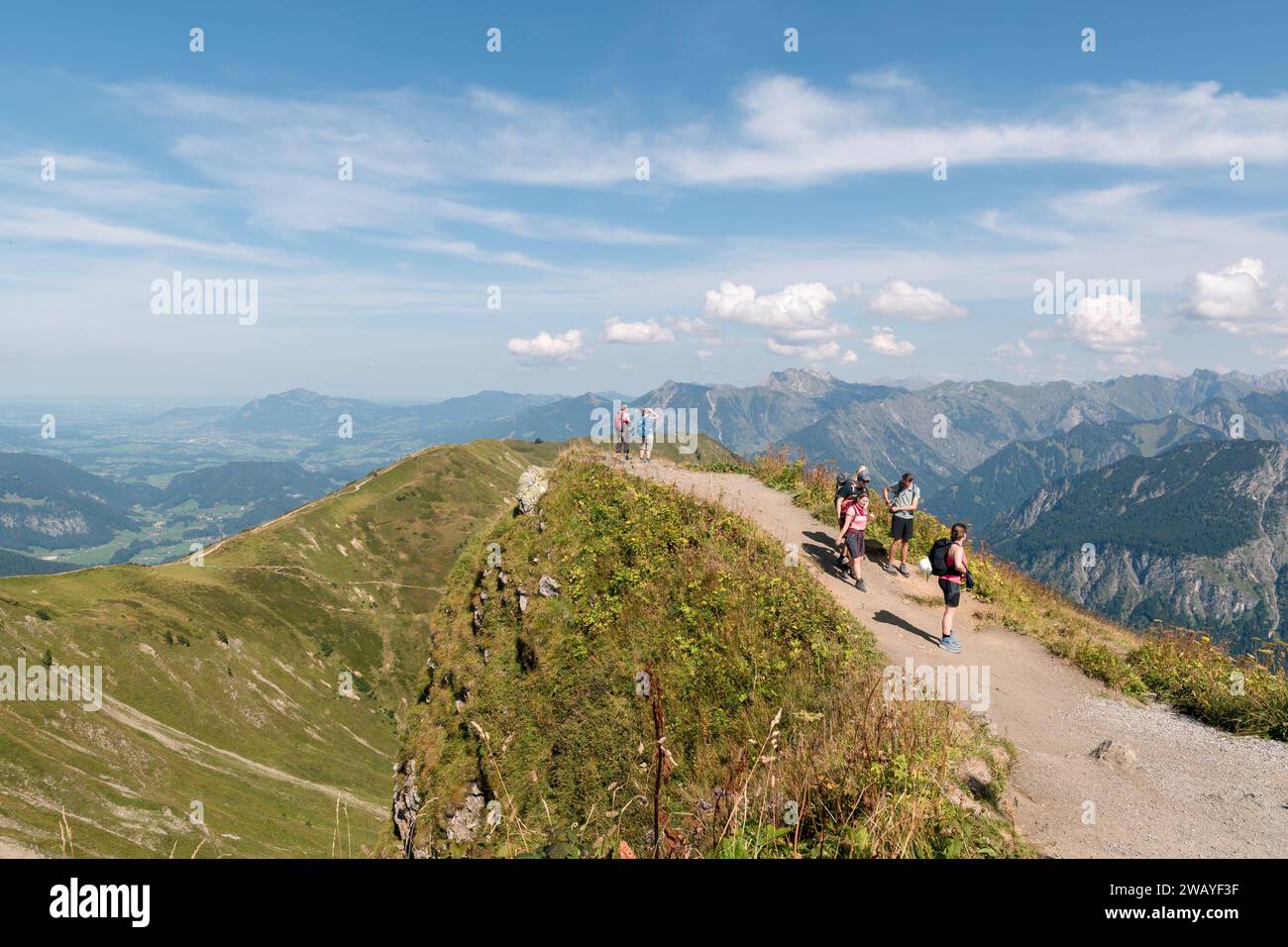 Diverse escursioni in cima dal Fellhorn in Germania, guardando verso la valle e le montagne di Allgäu. Foto Stock