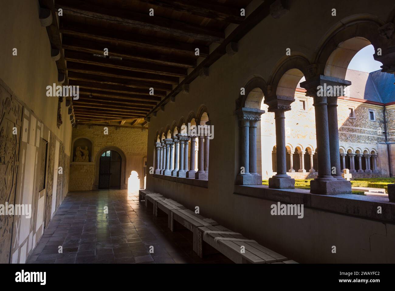 Pilastri e archi del cortile medievale del chiostro della Cattedrale di mia Signora a Tongeren, in Belgio Foto Stock