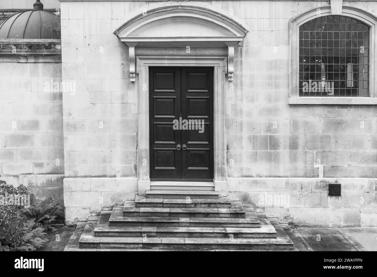 Porta nel muro della chiesa di Sant'Andrea, Holborn, Londra Foto Stock