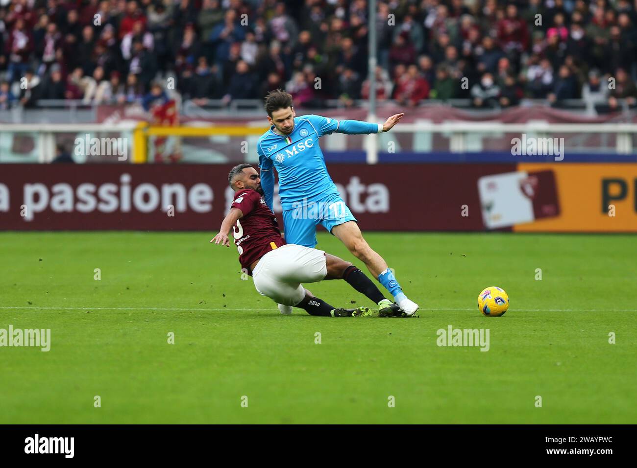 Koffi Djidji del Torino FC e Khvicha Kvaratskhelia dell'SSC Napoli durante la partita di serie A tra Torino FC e SSC Napoli il 7 gennaio 2024 al OL Foto Stock