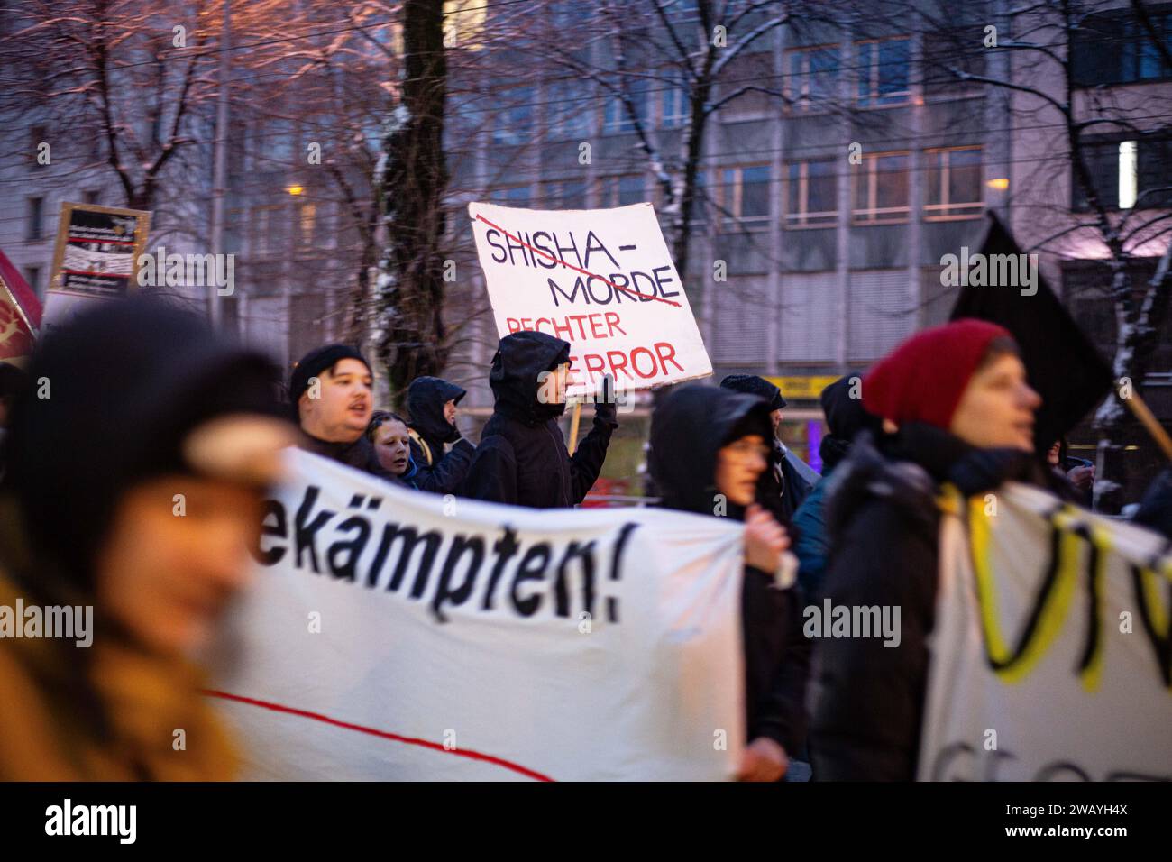 Monaco, Germania. 7 gennaio 2024. Gli attivisti si sono riuniti a Monaco, in Germania, il 7 gennaio 2024 per protestare contro la violenza della polizia, il razzismo istituzionale, il razzismo in generale e per ricordare Oury Jalloh. Oury Jalloh fu trovato bruciato nella sua cella nel 2005 nella città tedesca orientale di Dessau. (Foto di Alexander Pohl/Sipa USA) credito: SIPA USA/Alamy Live News Foto Stock