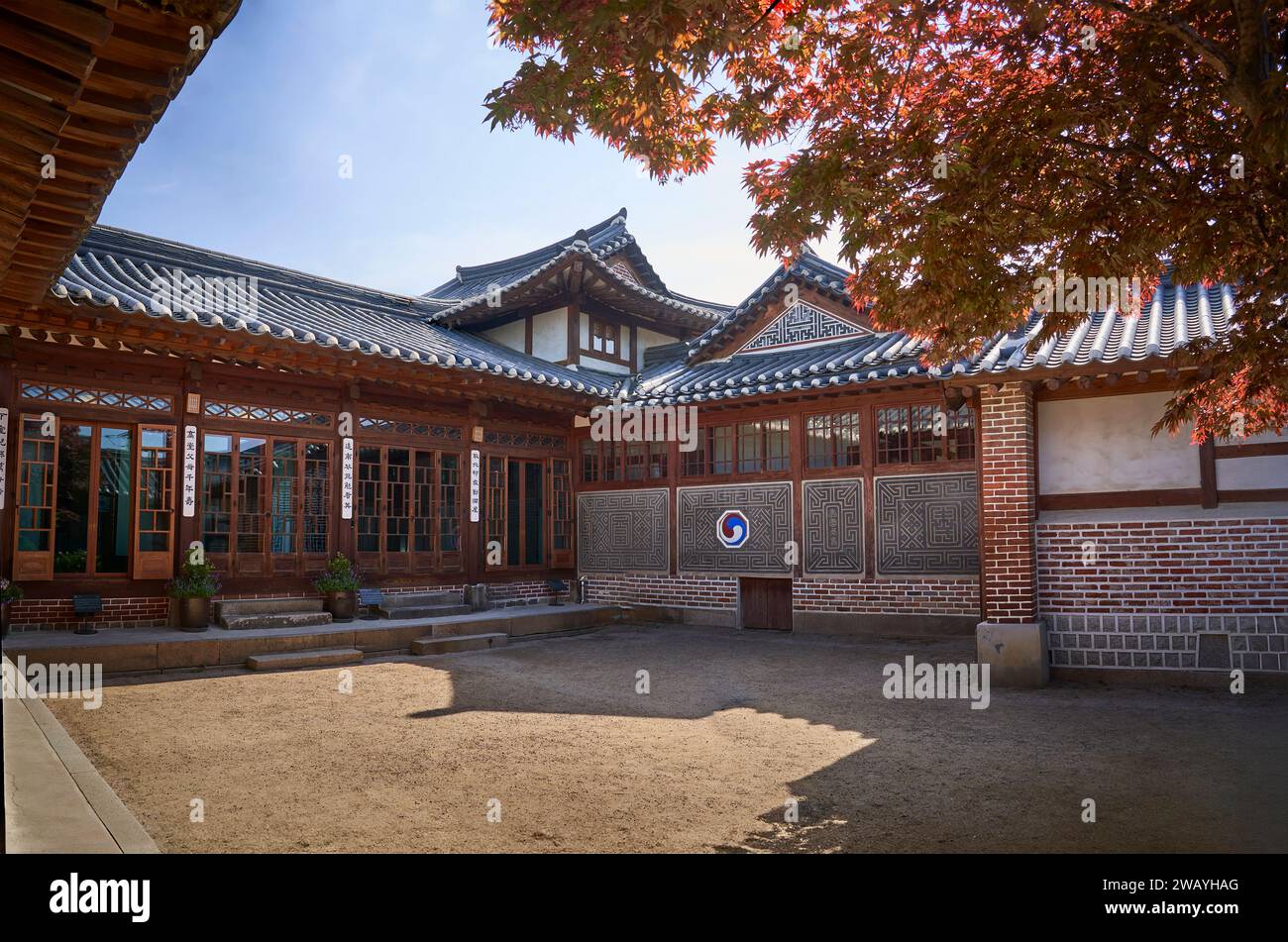 Corte interna di Beak Inje House, una casa tradizionale coreana di una famiglia benestante, Bukchon Village, Seoul, Corea del Sud Foto Stock