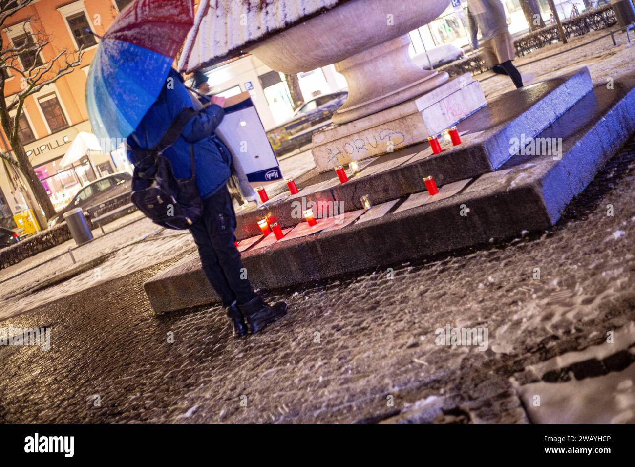 Monaco, Germania. 7 gennaio 2024. Gli attivisti si sono riuniti a Monaco, in Germania, il 7 gennaio 2024 per protestare contro la violenza della polizia, il razzismo istituzionale, il razzismo in generale e per ricordare Oury Jalloh. Oury Jalloh fu trovato bruciato nella sua cella nel 2005 nella città tedesca orientale di Dessau. (Foto di Alexander Pohl/Sipa USA) credito: SIPA USA/Alamy Live News Foto Stock