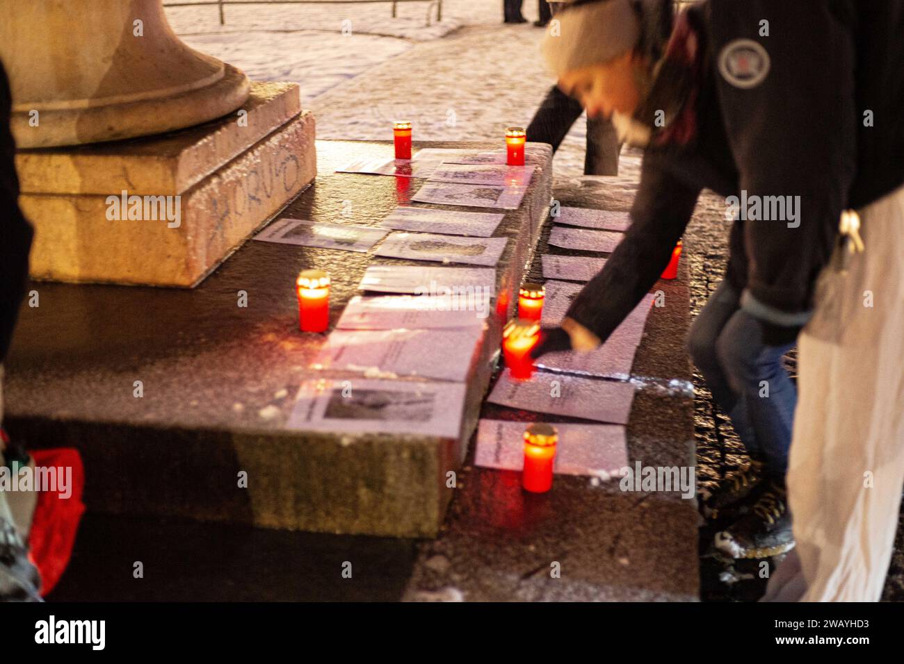 Monaco, Germania. 7 gennaio 2024. Gli attivisti si sono riuniti a Monaco, in Germania, il 7 gennaio 2024 per protestare contro la violenza della polizia, il razzismo istituzionale, il razzismo in generale e per ricordare Oury Jalloh. Oury Jalloh fu trovato bruciato nella sua cella nel 2005 nella città tedesca orientale di Dessau. (Foto di Alexander Pohl/Sipa USA) credito: SIPA USA/Alamy Live News Foto Stock