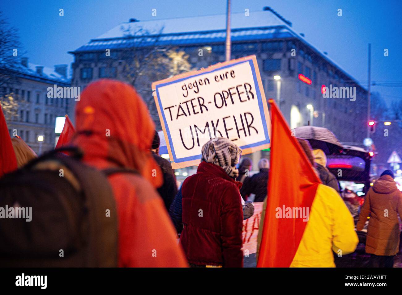 Monaco, Germania. 7 gennaio 2024. Gli attivisti si sono riuniti a Monaco, in Germania, il 7 gennaio 2024 per protestare contro la violenza della polizia, il razzismo istituzionale, il razzismo in generale e per ricordare Oury Jalloh. Oury Jalloh fu trovato bruciato nella sua cella nel 2005 nella città tedesca orientale di Dessau. (Foto di Alexander Pohl/Sipa USA) credito: SIPA USA/Alamy Live News Foto Stock