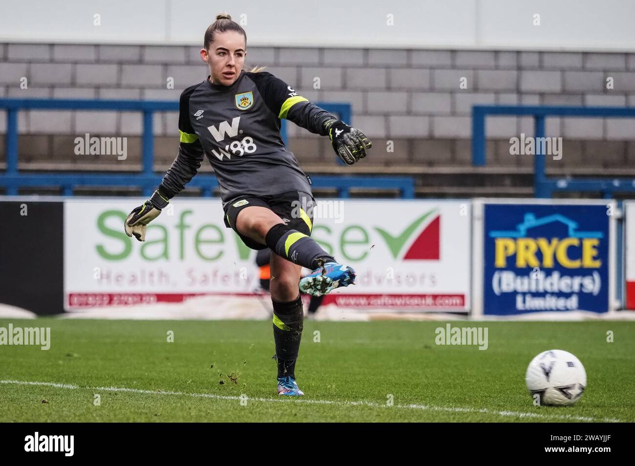 Telford, Regno Unito. 7 gennaio 2024. Telford, Inghilterra, 7 gennaio 2024: Il portiere Kirstie Levell (28 Burnley) passa a una compagna di squadra durante la partita della fa Womens National League tra Wolverhampton Wanderers e Burnley al New Bucks Head di Telford, Inghilterra (Natalie Mincher/SPP) credito: SPP Sport Press Photo. /Alamy Live News Foto Stock