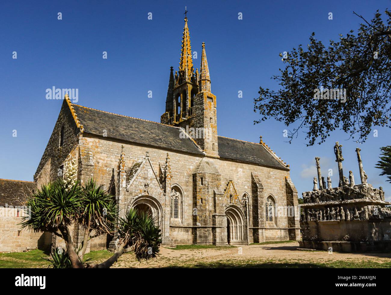 Notre-Dame de Tronoën, la chiesa e il più antico calvario monumentale della Bretagna. Foto Stock