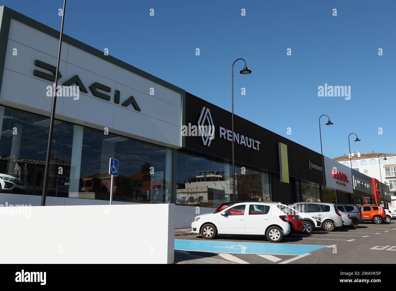Dacia - Renault e altre concessionarie a Mijas, Málaga, Spagna. Foto Stock