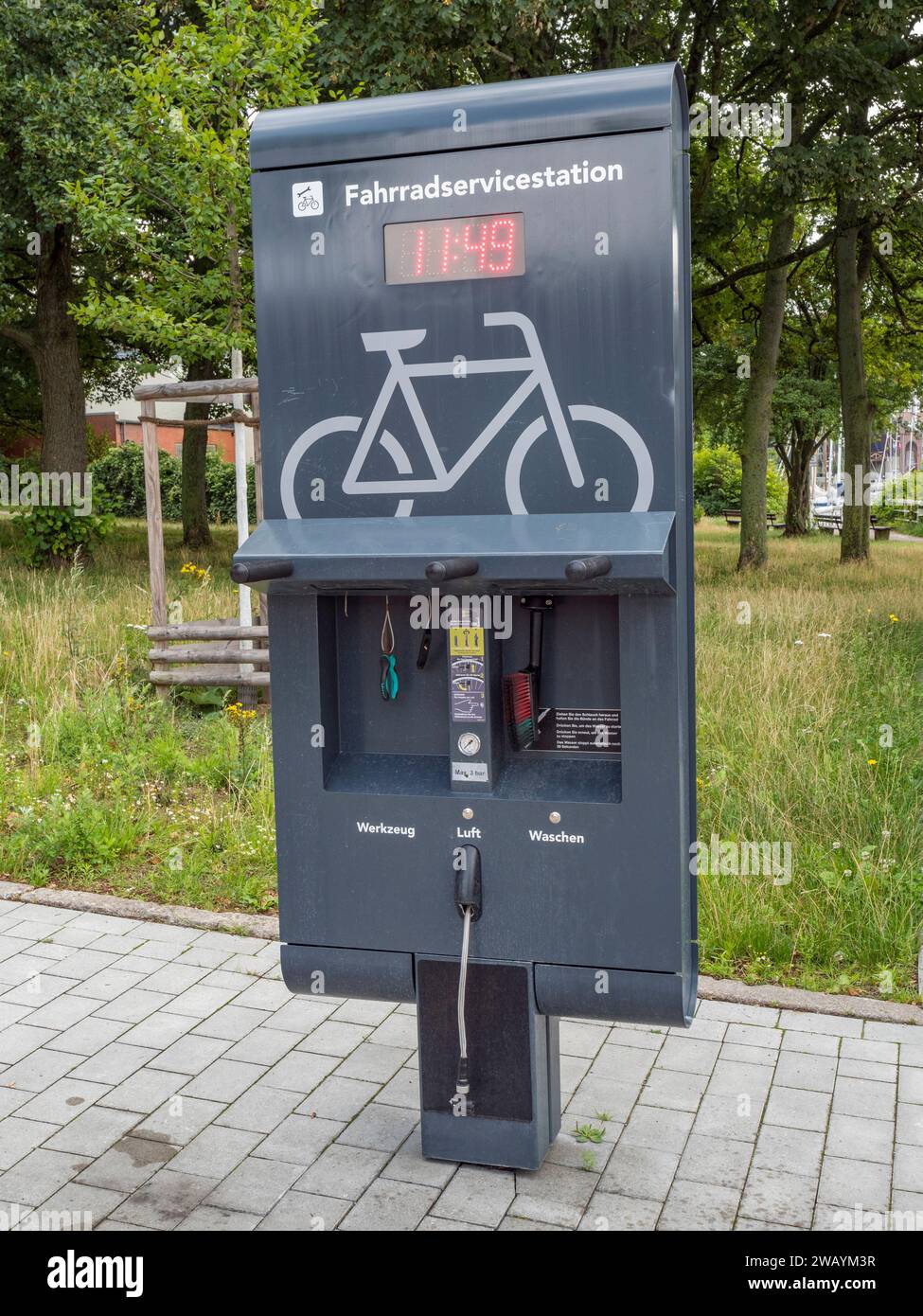 Una Fahrradservicestation (stazione di servizio biciclette) a Kiel, Germania. Foto Stock