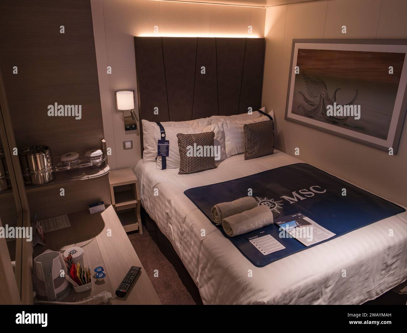 Vista generale di una cabina interna (camera per una persona chiamata "Studio Interior" sul biglietto) sulla MSC Euribia che naviga nel Nord Europa (23 luglio). Foto Stock