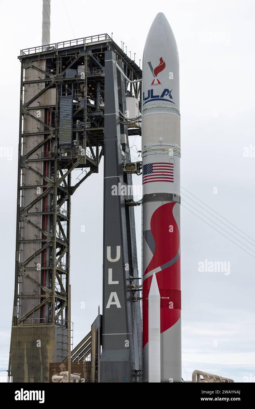 Cape Canaveral, Stati Uniti. 7 gennaio 2024. Sotto i cieli piovosi e cupi della Florida, media set telecamere remote intorno al razzo ULA Vulcan CERT-1 splendidamente dipinto a Cape Canaveral Florida, Bewvard County, Florida il 7 gennaio 2024 inizierà le operazioni di rifornimento prima delle 2:18 Amon lunedì 8 gennaio 2024 per un tentativo di lancio. A bordo ci sono due motori Blue Origin BE-4 e due booster laterali GEM-63XL che produrranno quasi 2 milioni di libbre di spinta per due carichi utili a bordo del complesso di lancio 41 a Cape Canaveral Florida (foto di Scott Schilke/Sipa USA) credito: SIPA USA/Alamy Live News Foto Stock