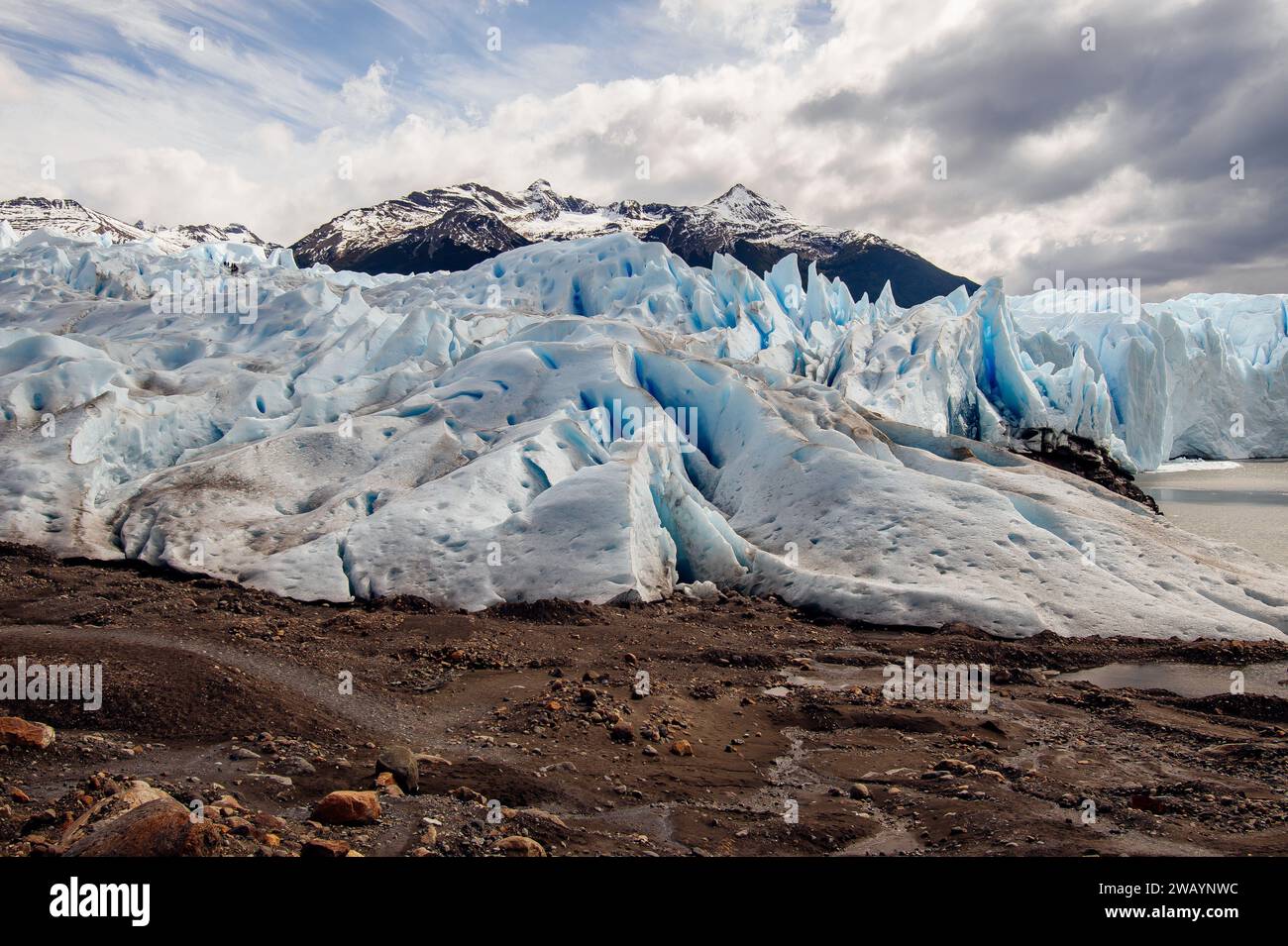 Un paesaggio mozzafiato con un suggestivo terreno roccioso, con grandi blocchi di ghiaccio in primo piano Foto Stock
