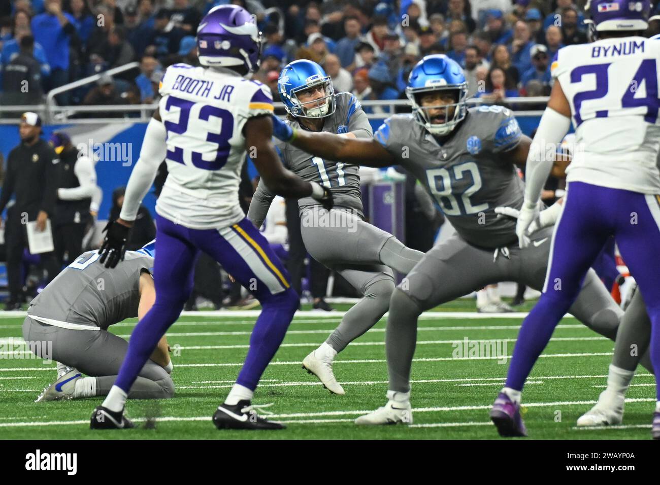 DETROIT, mi - GENNAIO 07: Il placekicker dei Detroit Lions (17) Michael Badgley perde un punto extra durante la partita tra Minnesota Vikings e Detroit Lions il 7 gennaio 2024 al Ford Field di Detroit, mi (foto di Allan Dranberg/CSM) credito: Cal Sport Media/Alamy Live News Foto Stock