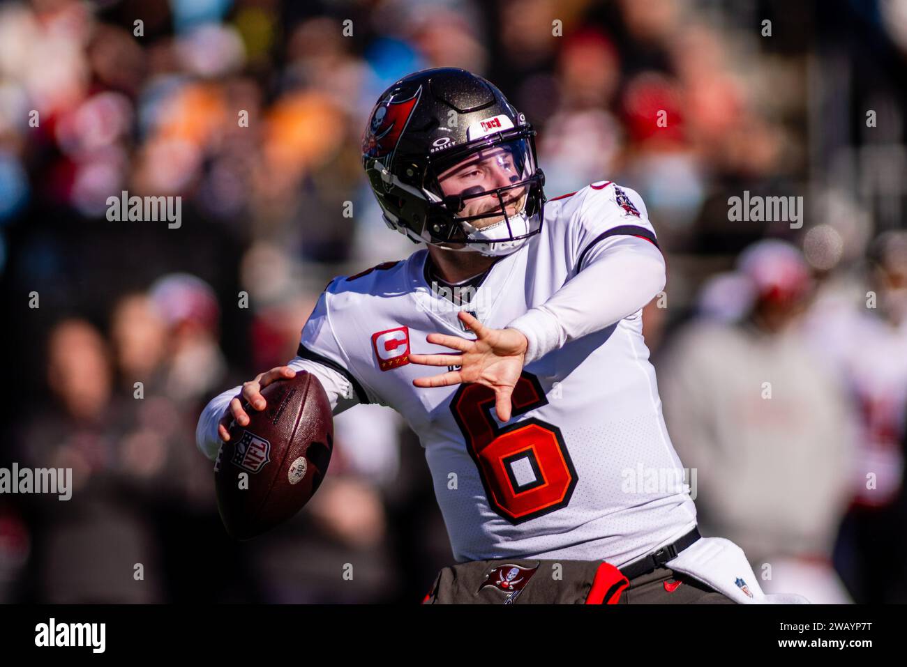 Charlotte, NC, USA. 7 gennaio 2024. Il quarterback dei Tampa Bay Buccaneers Baker Mayfield (6) lanciò contro i Carolina Panthers nel match-up NFL a Charlotte, NC. (Scott Kinser/Cal Sport Media). Credito: csm/Alamy Live News Foto Stock