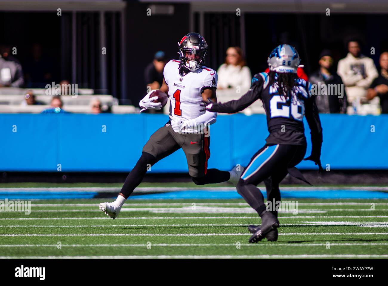 Charlotte, NC, USA. 7 gennaio 2024. Il running back dei Tampa Bay Buccaneers Rachaad White (1) corre contro i Carolina Panthers nella partita NFL a Charlotte, NC. (Scott Kinser/Cal Sport Media). Credito: csm/Alamy Live News Foto Stock