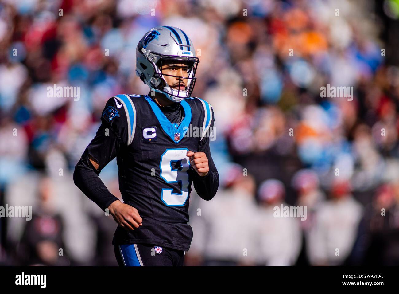 Charlotte, NC, USA. 7 gennaio 2024. Il quarterback dei Carolina Panthers Bryce Young (9) durante il primo tempo contro i Tampa Bay Buccaneers nel match-up NFL a Charlotte, NC. (Scott Kinser/Cal Sport Media). Credito: csm/Alamy Live News Foto Stock