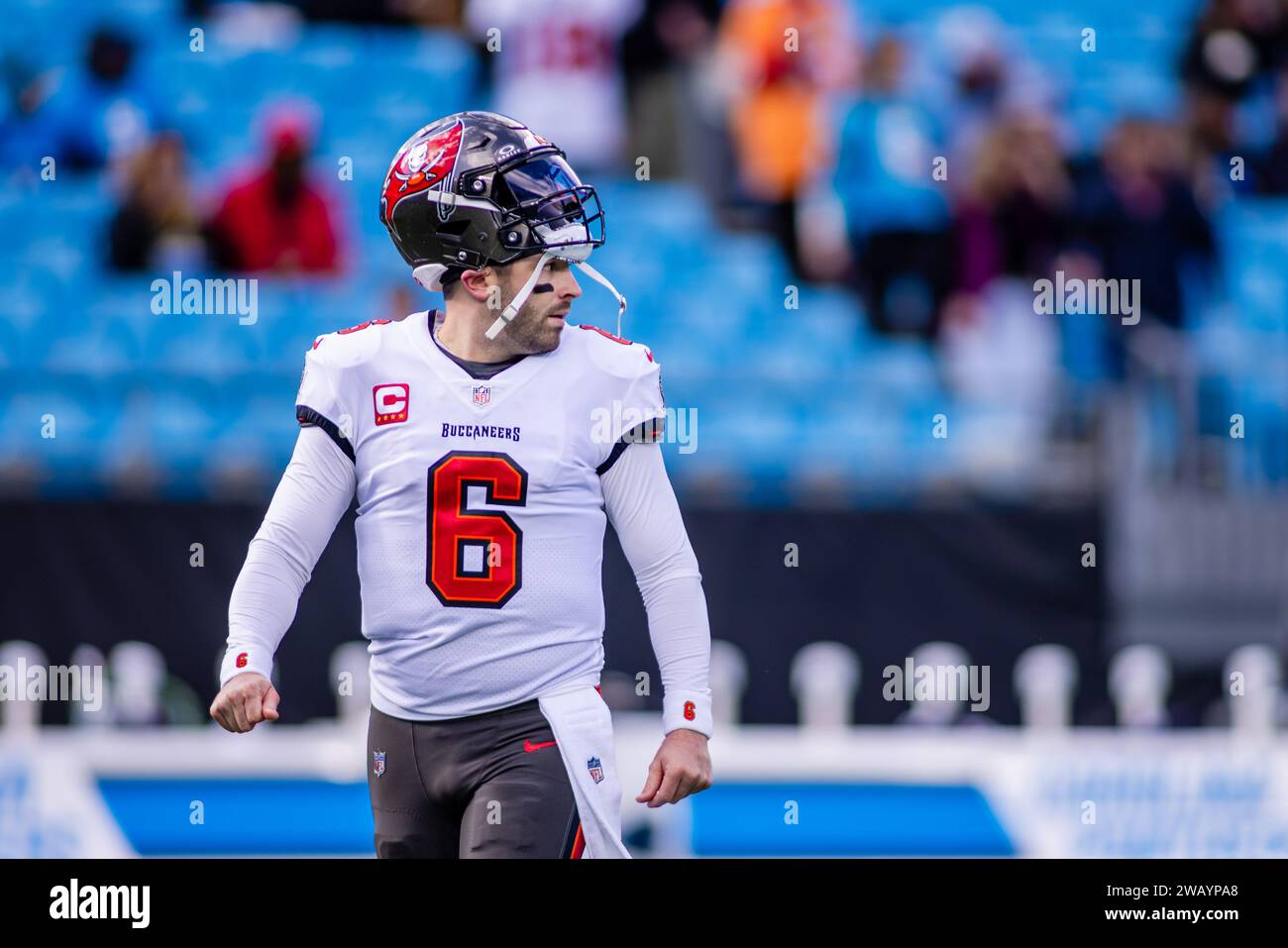 Charlotte, NC, USA. 7 gennaio 2024. Il quarterback dei Tampa Bay Buccaneers Baker Mayfield (6) nella partita NFL contro i Carolina Panthers a Charlotte, NC. (Scott Kinser/Cal Sport Media). Credito: csm/Alamy Live News Foto Stock