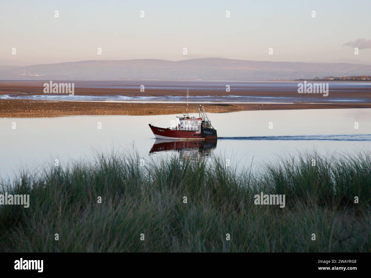 Un peschereccio sul fiume Wyre, Fleetwood, Lancashire, Regno Unito, Europa Foto Stock