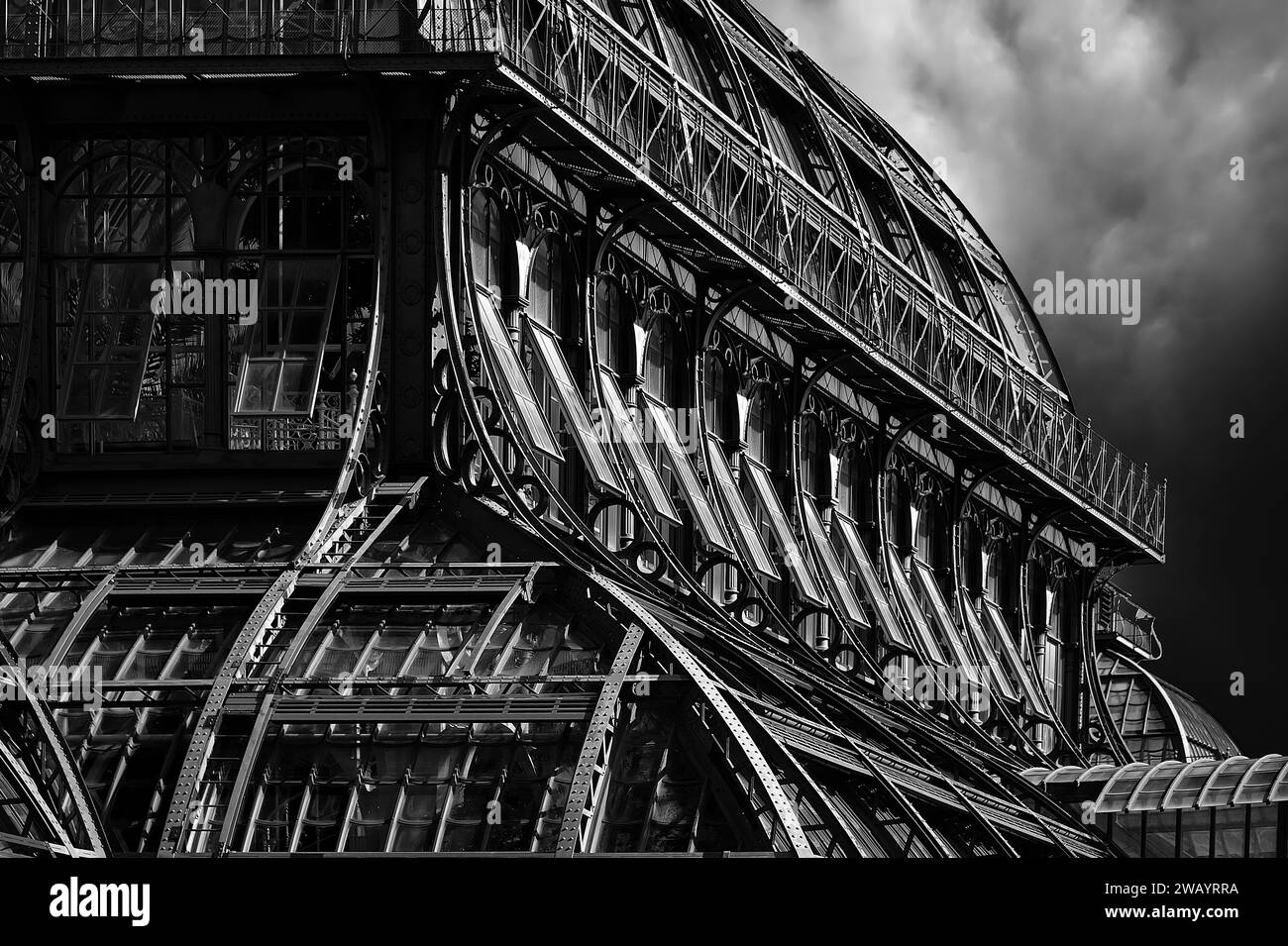 Vista parziale di una costruzione in acciaio e vetro progettata da ba Eifel a Vienna Foto Stock