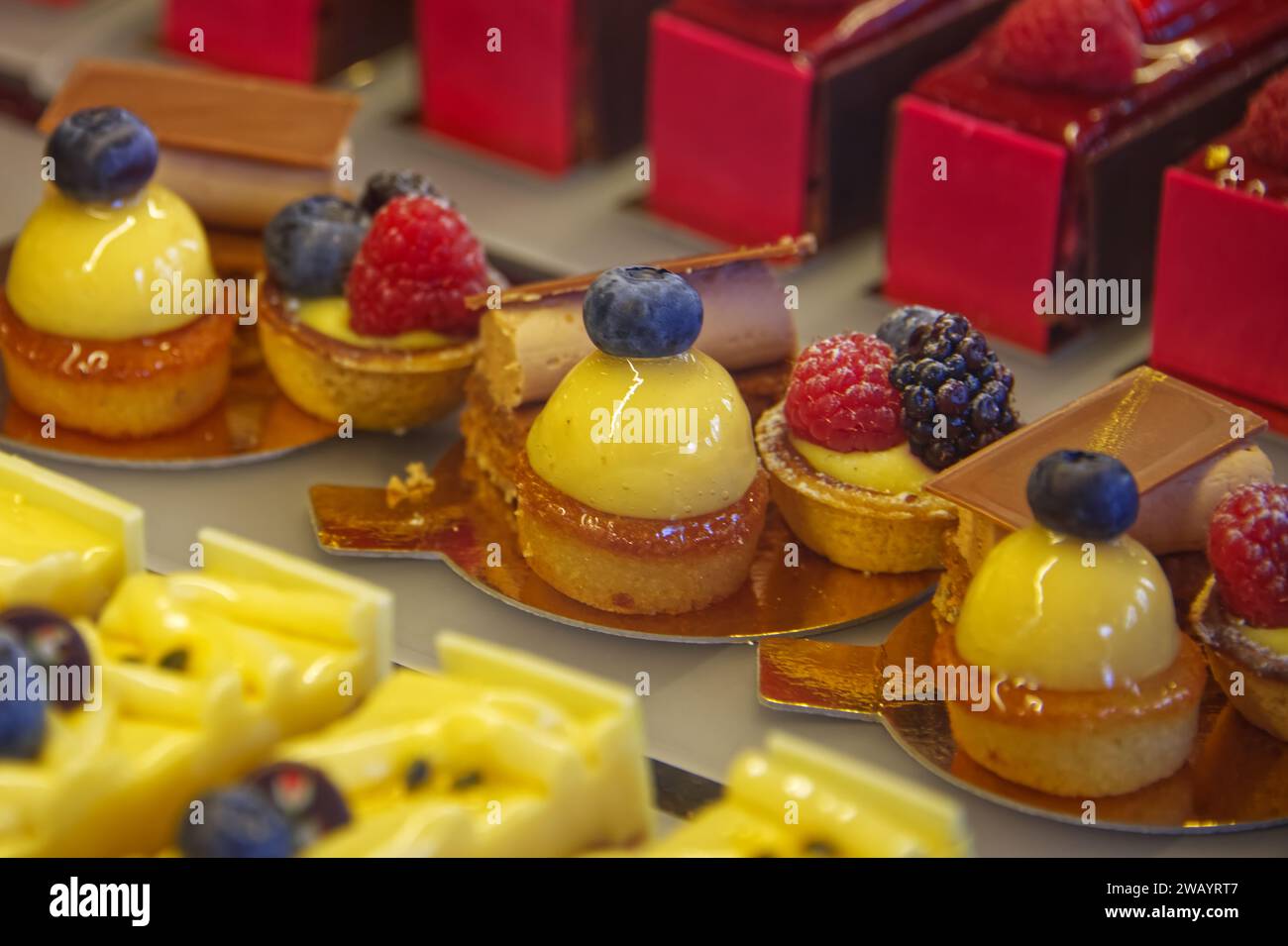 Pasticceria a righe in vari colori Foto Stock