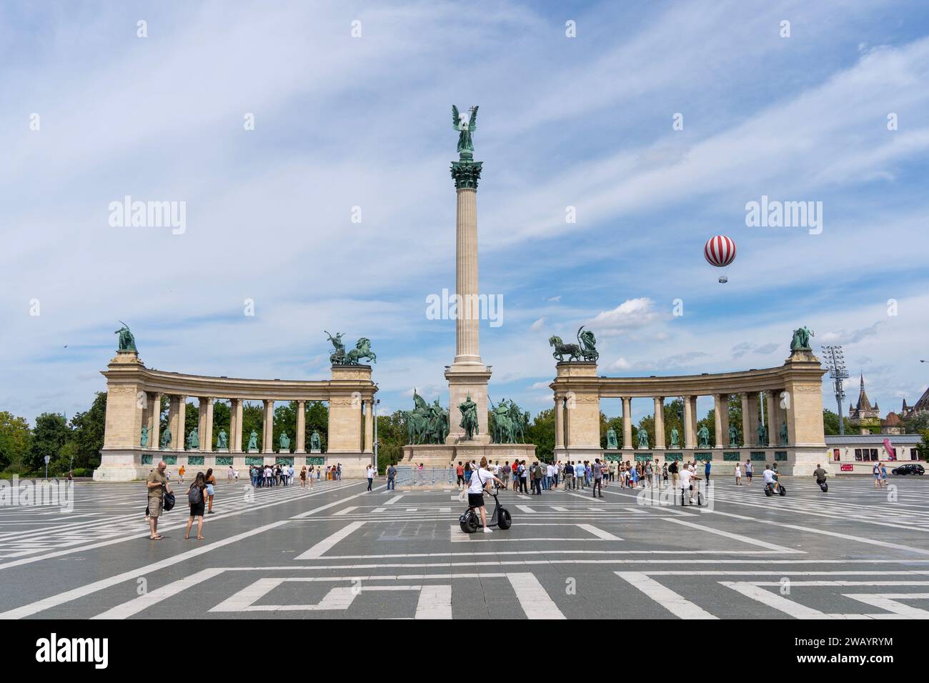 La storica Piazza degli Eroi con i turisti che scattano foto a Budapest, Ungheria - 2 agosto 2023. Sullo sfondo, un palloncino rosso e bianco. Foto Stock