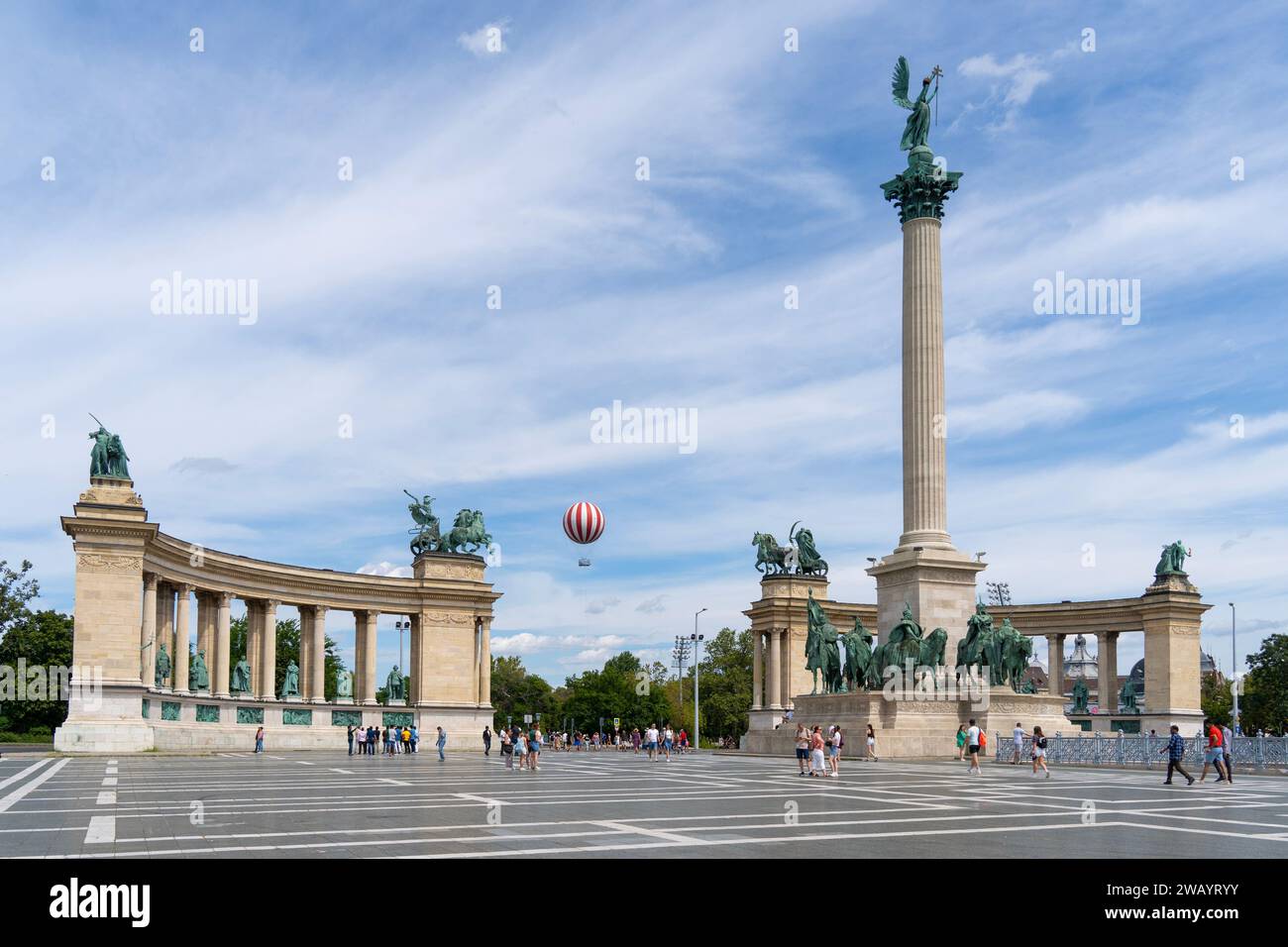 La storica Piazza degli Eroi con i turisti che scattano foto a Budapest, Ungheria - 2 agosto 2023. Sullo sfondo, un palloncino rosso e bianco. Foto Stock