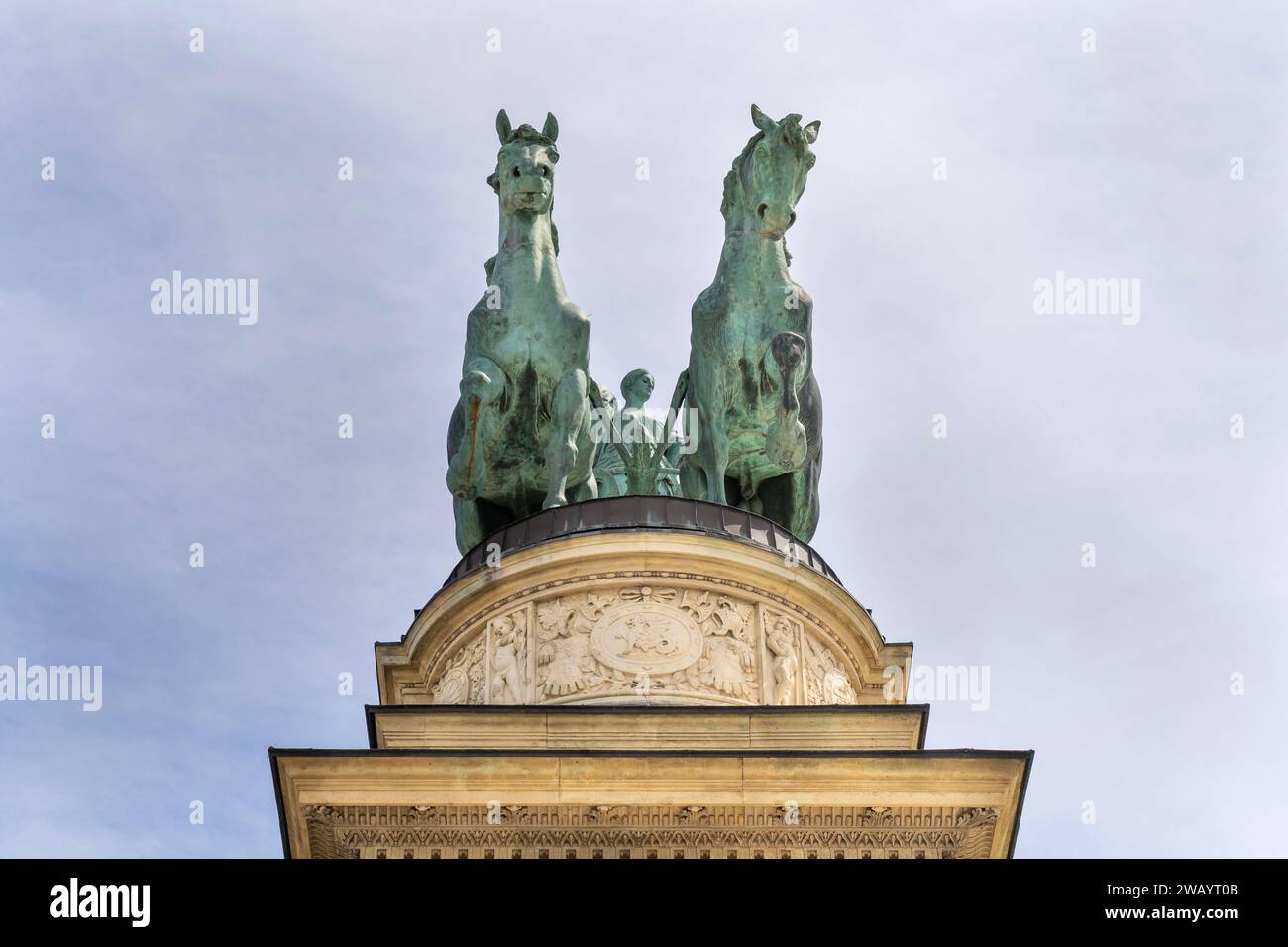 Budapest, Ungheria - 2 agosto 2023: Una statua nella storica Piazza degli Eroi dal basso Foto Stock