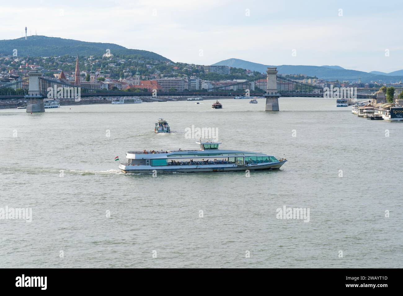 Barca turistica che gira sul Danubio in estate a Budapest, con il Ponte delle catene sullo sfondo. 2 agosto 2023. Foto Stock