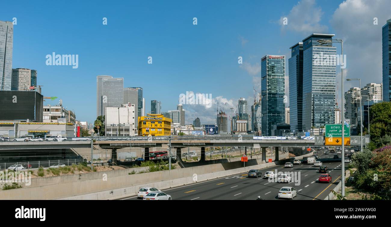 Tel Aviv Israele. 15 novembre 2023. Auto sulle rotte Ayalon, Derech hashalom. Ponte, treno ed edifici moderni nell'area degli affari Foto Stock