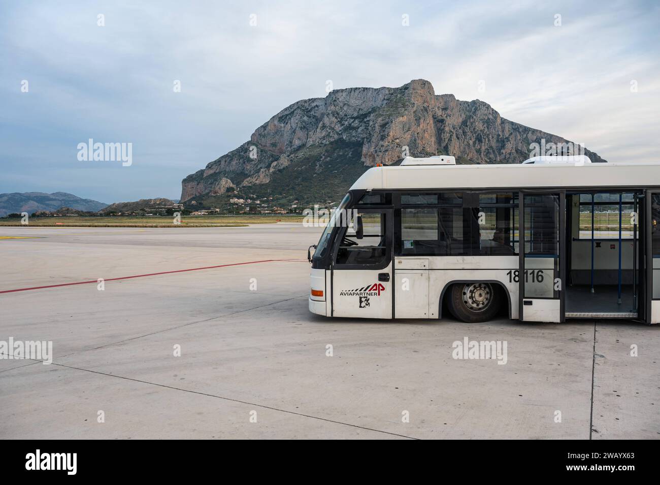 Palermo, Sicilia, Italia, 14 dicembre 2023 - un autobus Aviapartner all'asfalto dell'aeroporto di Palermo Foto Stock