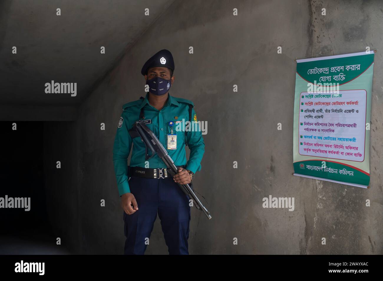 Dhaka, Bangladesh. 7 gennaio 2024. Un agente di polizia del Bangladesh è in guardia in una stazione di poling durante le 12 elezioni del Parlamento nazionale del Bangladesh. (Foto di Sazzad Hossain/SOPA Images/Sipa USA) credito: SIPA USA/Alamy Live News Foto Stock