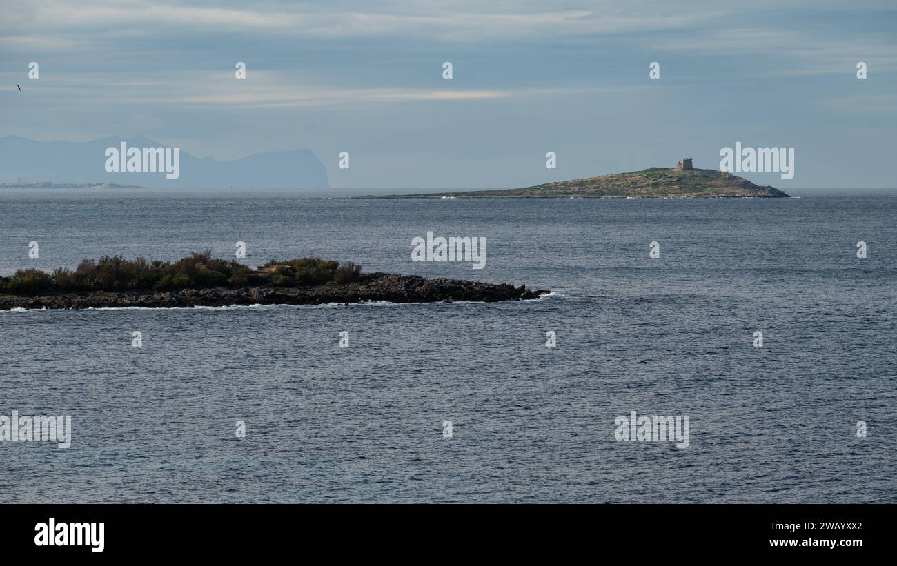 La piccola isola e il mare azzurro dell'Isola delle femmine, Sicilia, Italia Foto Stock