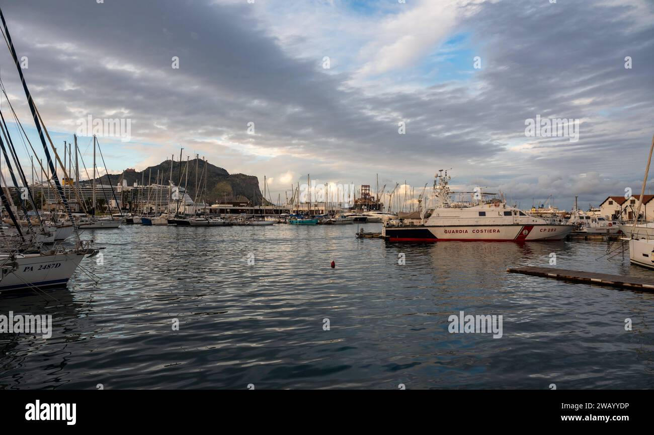 Palermo, Sicilia, Italia, 14 dicembre 2023 - Mega Yacht, navi a vela e guardia costiera nel porto turistico del Mar Tirreno Foto Stock