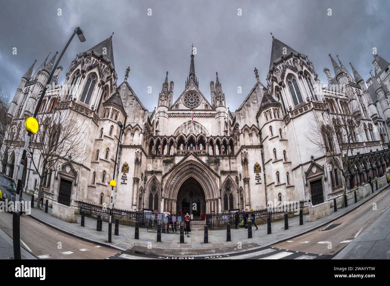 The Royal Courts of Justice, The Law Courts, Strand, Londra, Regno Unito. Cupo e miserabile pioggia che minaccia il cielo. Foto Stock