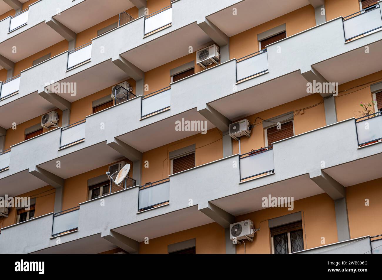 Palermo, Sicilia, Italia, 15 dicembre 2023 - schemi diagonali di balconi e finestre di un condominio Foto Stock