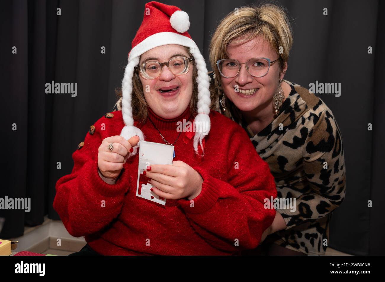 41 yo Woman with the Down Syndrome abbracciata dalla sua amica di 37 yo durante Natale, Bruxelles, Belgio Foto Stock
