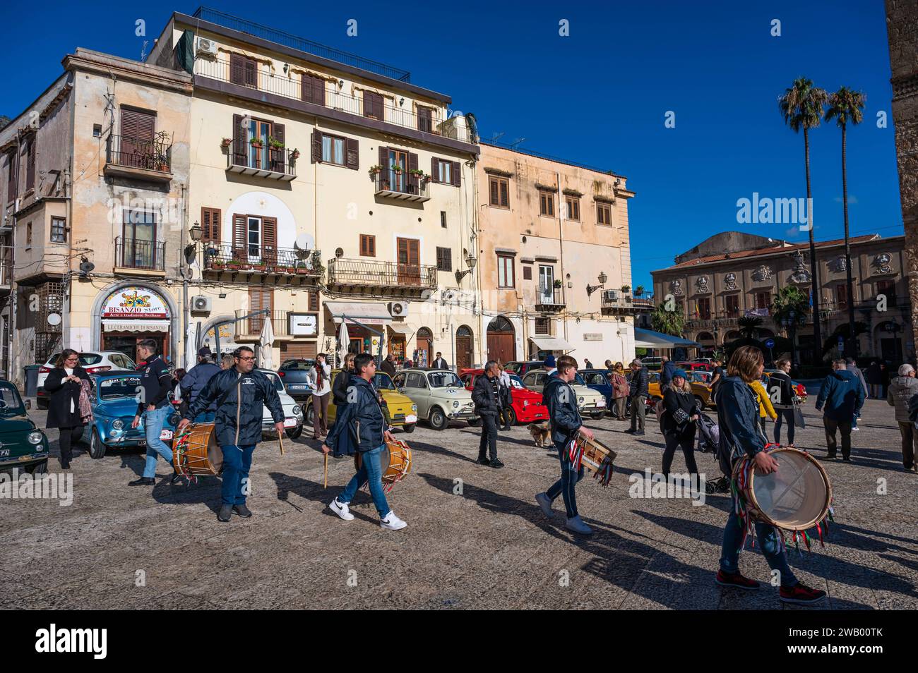 Monreale, Sicilia, Italia, 17 dicembre 2023 - Brass band che suona nella vecchia piazza del mercato del paese Foto Stock