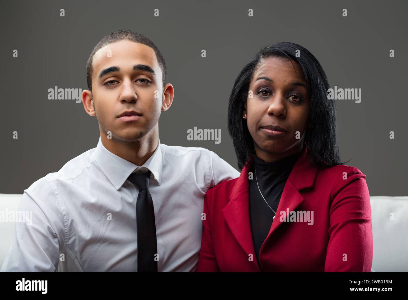Anche con disprezzo, la coppia benestante mantiene l'eleganza; la loro sufficienza non diminuita dai rituali mondani della loro classe Foto Stock
