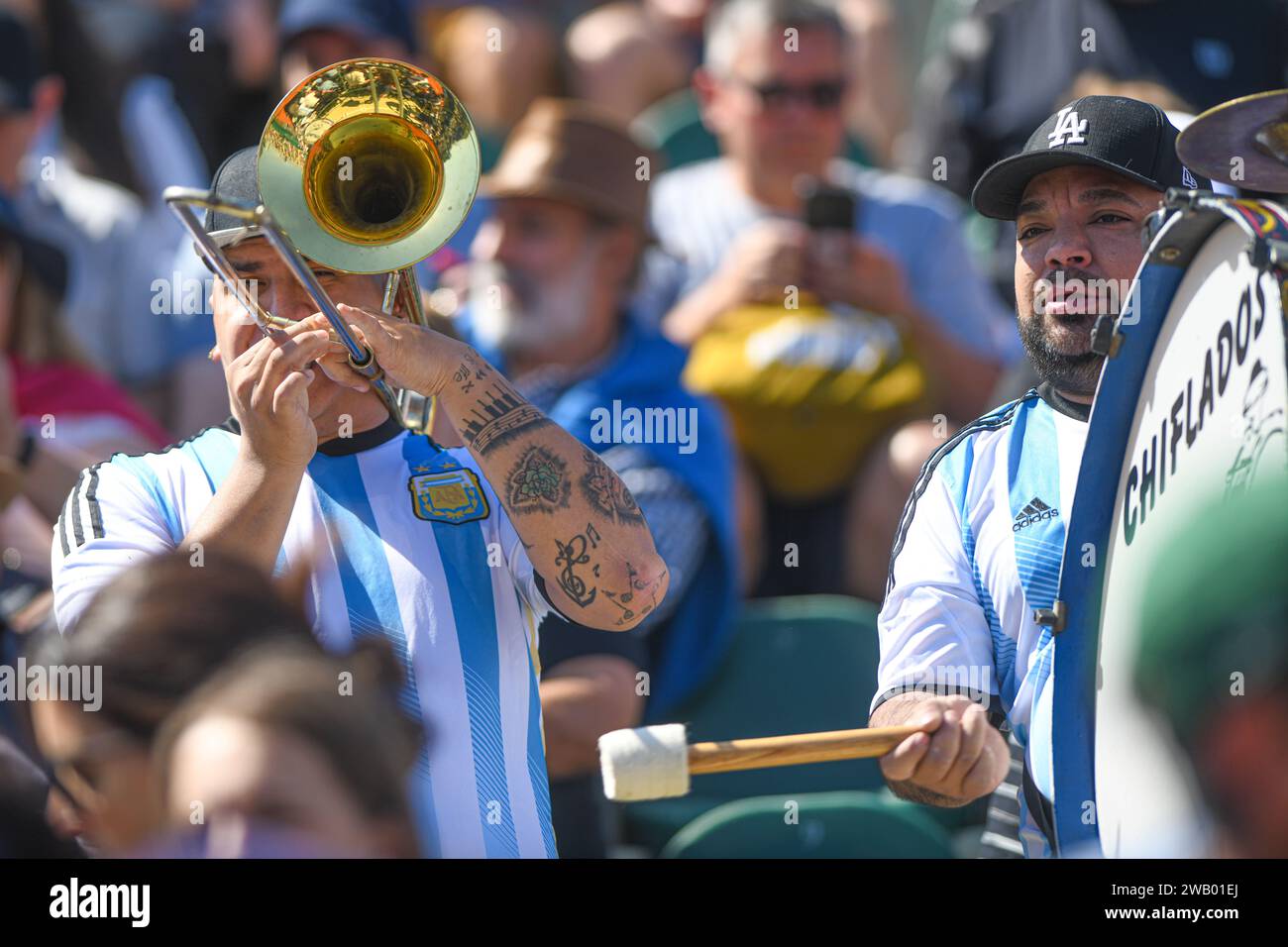Gli appassionati di sport argentini suonano musica con batteria e trombone Foto Stock