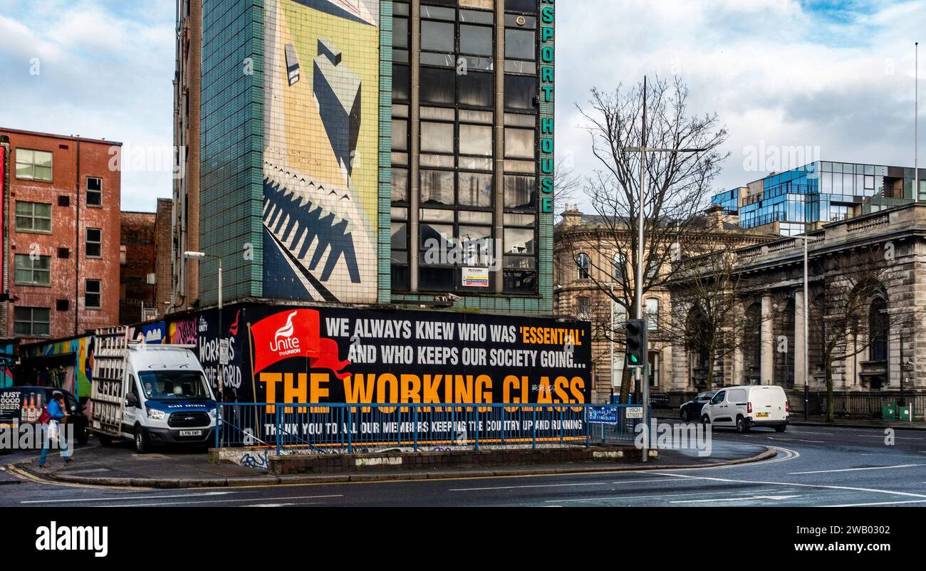 Un segno sugli uffici di Unite Trade Union in Transport House, Belfast, Irlanda del Nord, che esalta le classi lavoratrici e il loro ruolo. Nella società. Foto Stock