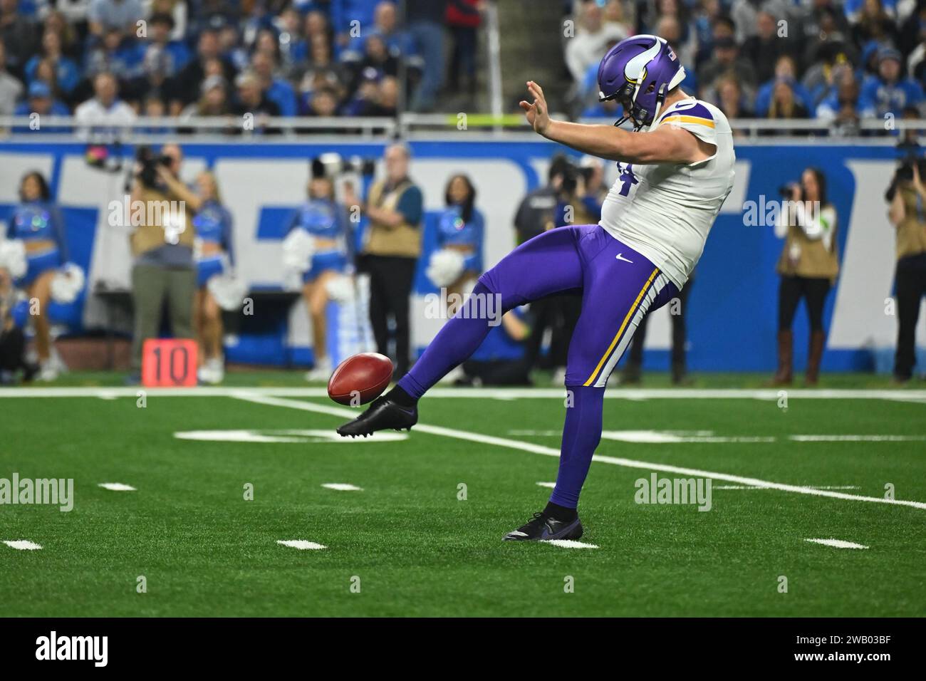 DETROIT, mi - GENNAIO 07: Punter dei Minnesota Vikings (14) Ryan Wright in azione durante la partita tra Minnesota Vikings e Detroit Lions il 7 gennaio 2024 al Ford Field di Detroit, Michigan (foto di Allan Dranberg/CSM) credito: Cal Sport Media/Alamy Live News Foto Stock