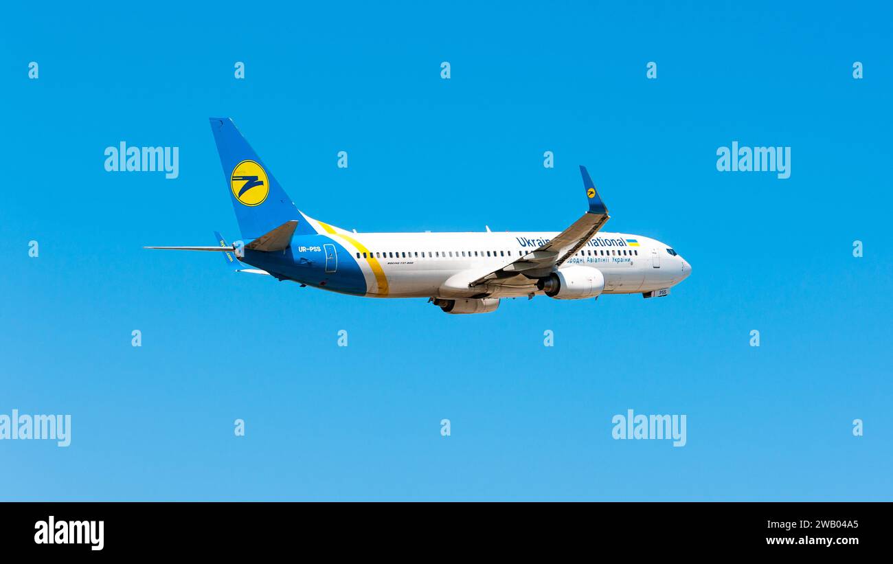 Boryspil, Ucraina - 24 agosto 2019: Volo Boeing 737-800 (UR-PSS) di Ukraine International Airlines decolla dall'aeroporto internazionale di Boryspil Foto Stock