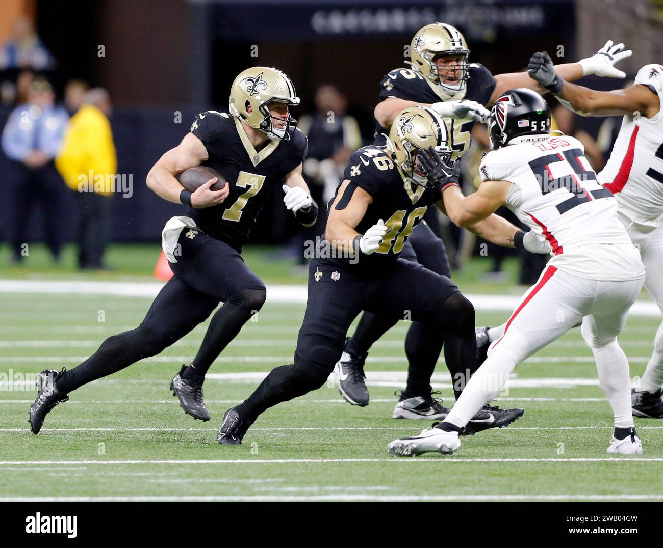 New Orleans, Stati Uniti. 8 gennaio 2024. Il quarterback dei New Orleans Saints Taysom Hill (7) porta il pallone contro gli Atlanta Falcons al Caesars Superdome di New Orleans domenica 7 gennaio 2024. Foto di AJ Sisco/UPI. Crediti: UPI/Alamy Live News Foto Stock