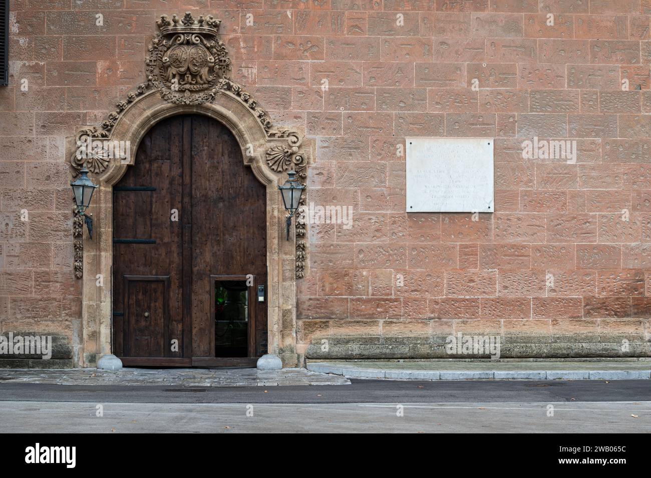 Palermo, Sicilia, Italia, 14 dicembre 2023 - muro in mattoni e porta in legno del palazzo reale Foto Stock